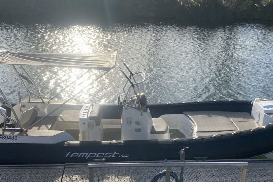 Bateau semi-rigide Tempest 700