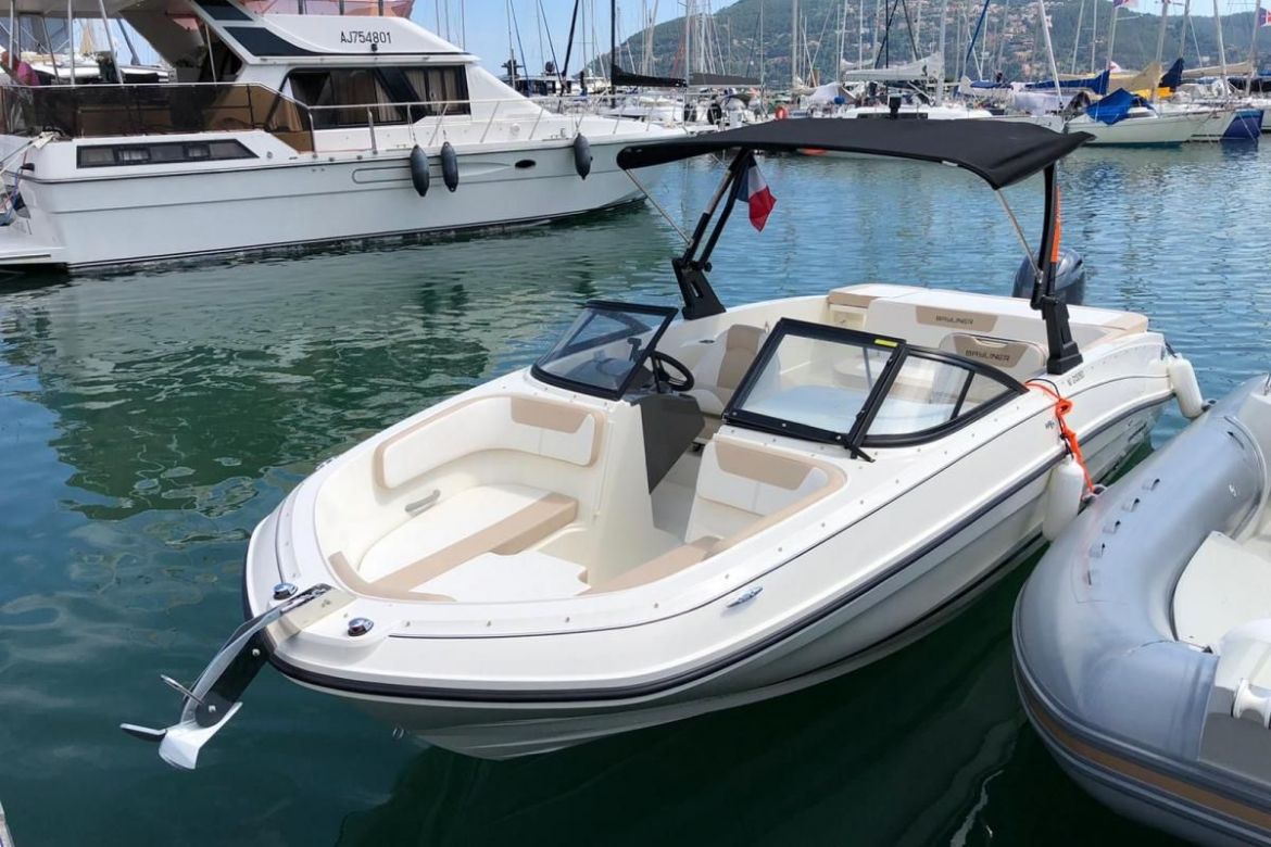 location-bayliner-vr6-luxe.jpg