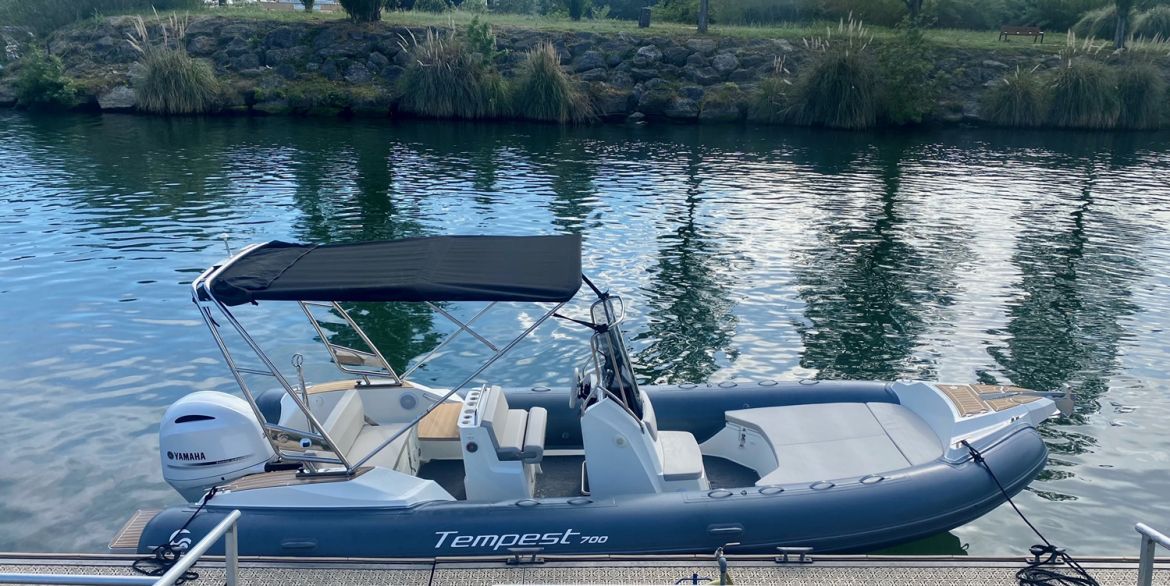 location-bateau-semi-rigide-tempest-700-prestige-01.jpg